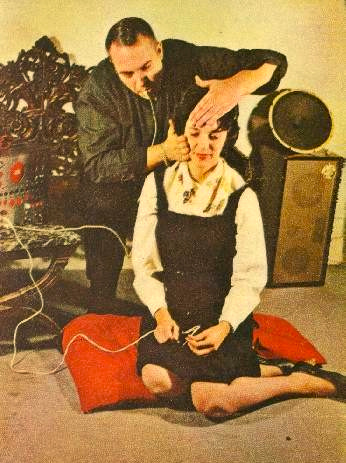 Bruce Haack soittaa Dermatronia naisen kasvoilla