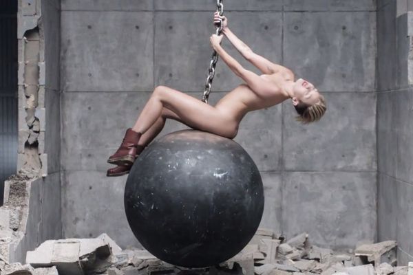 Kuvankaappaus Miley Cyrusin musiikkivideosta Wrecking Ball.