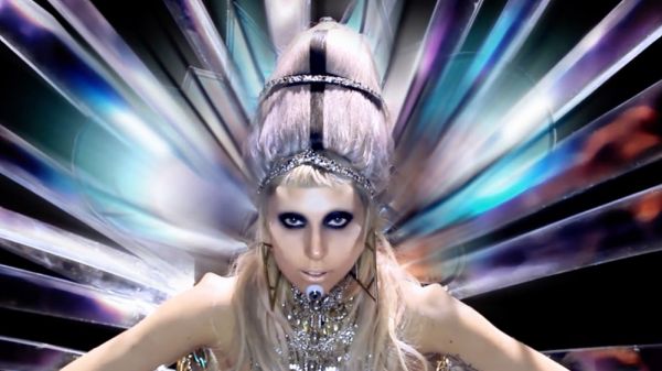Lady Gaga: Born This Way (kuvankaappaus musiikkivideosta)